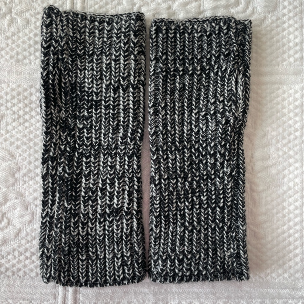 Rebecca Minkoff Marled Beanie & Hand/Arm Warmer Set Black/White Acrylic Knit - Picture 5 of 11